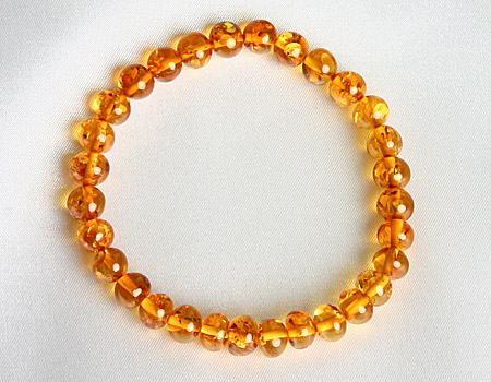 Bracelet perle d'ambre cognac sur élastique.