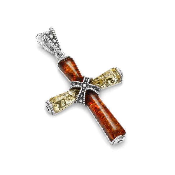 Pendentif croix ambre bicolore sur argent rhodié.